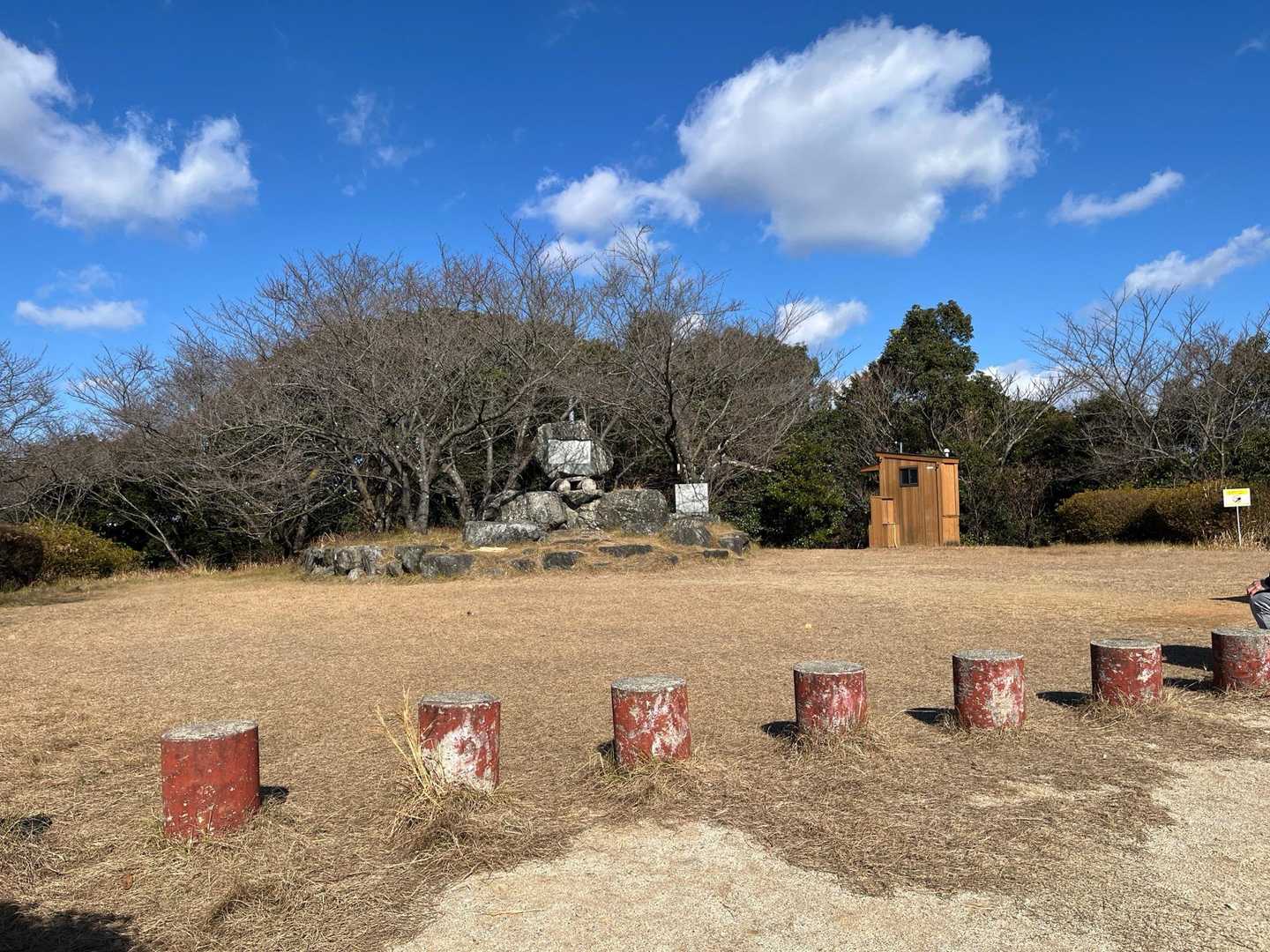 写真には写ってないが周囲にはファミリーが数組いて賑やかになってる
東屋の周りには柵あり