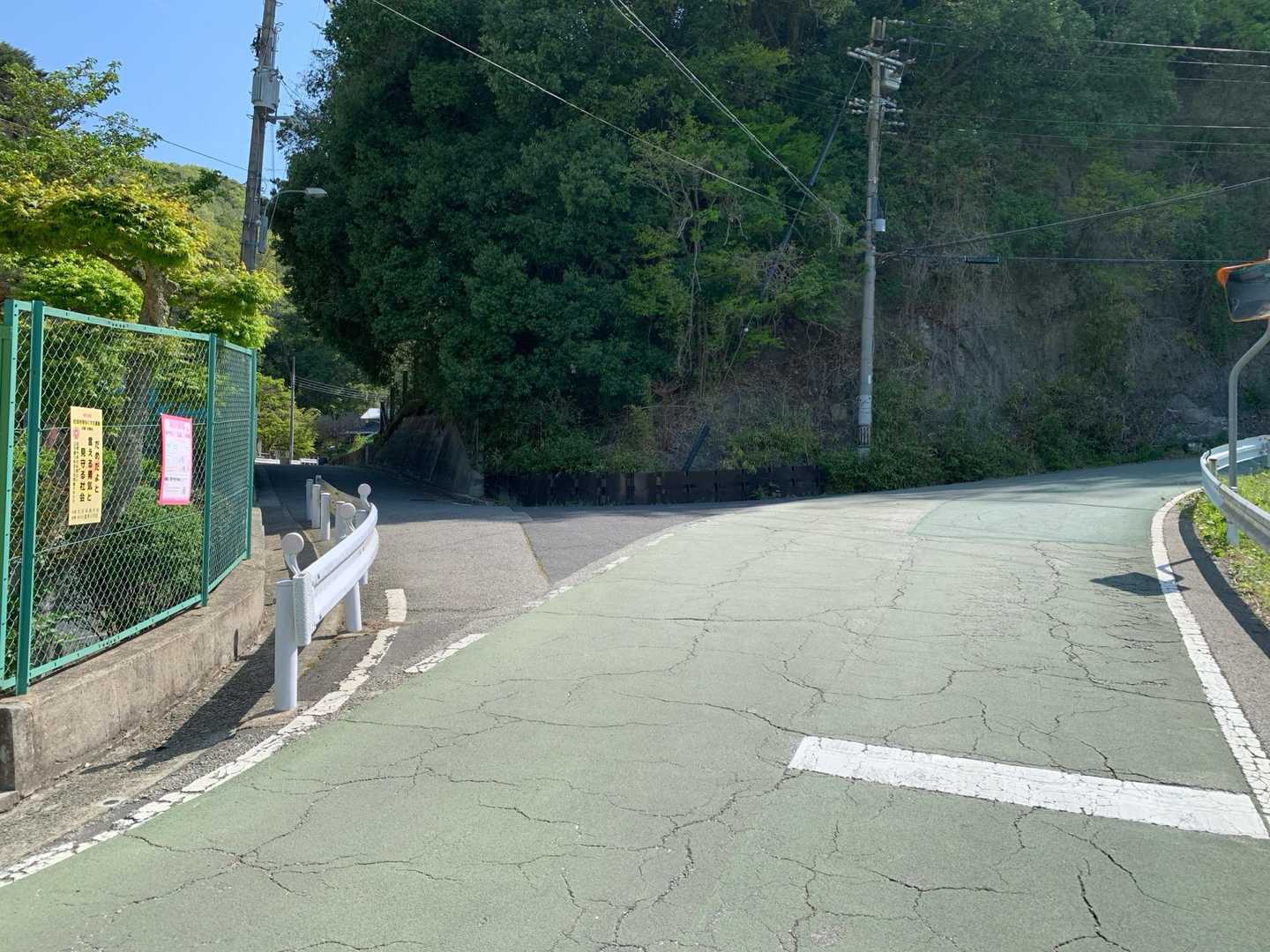 車道から来ると、右手から降りてくる。車道は、上って下りるから、迂回路の方が楽。安全