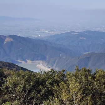 江川ダムかな。
さすがに水位が下がってるみたい。