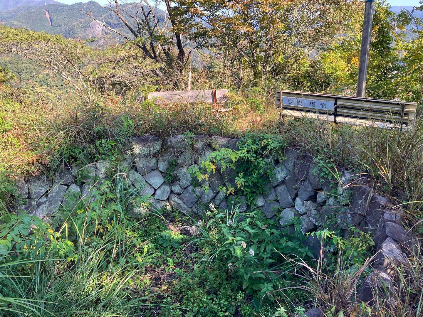 石の掘りみたいな痕跡
