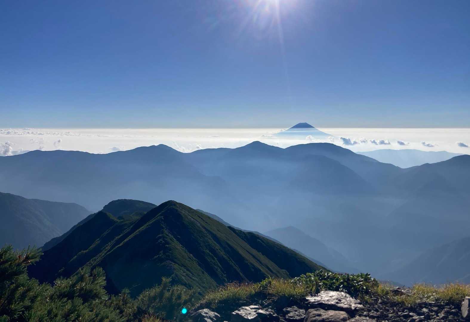 雲海の境界層がくっきり見えて興味深い。そこから突き出た富士山が印象的