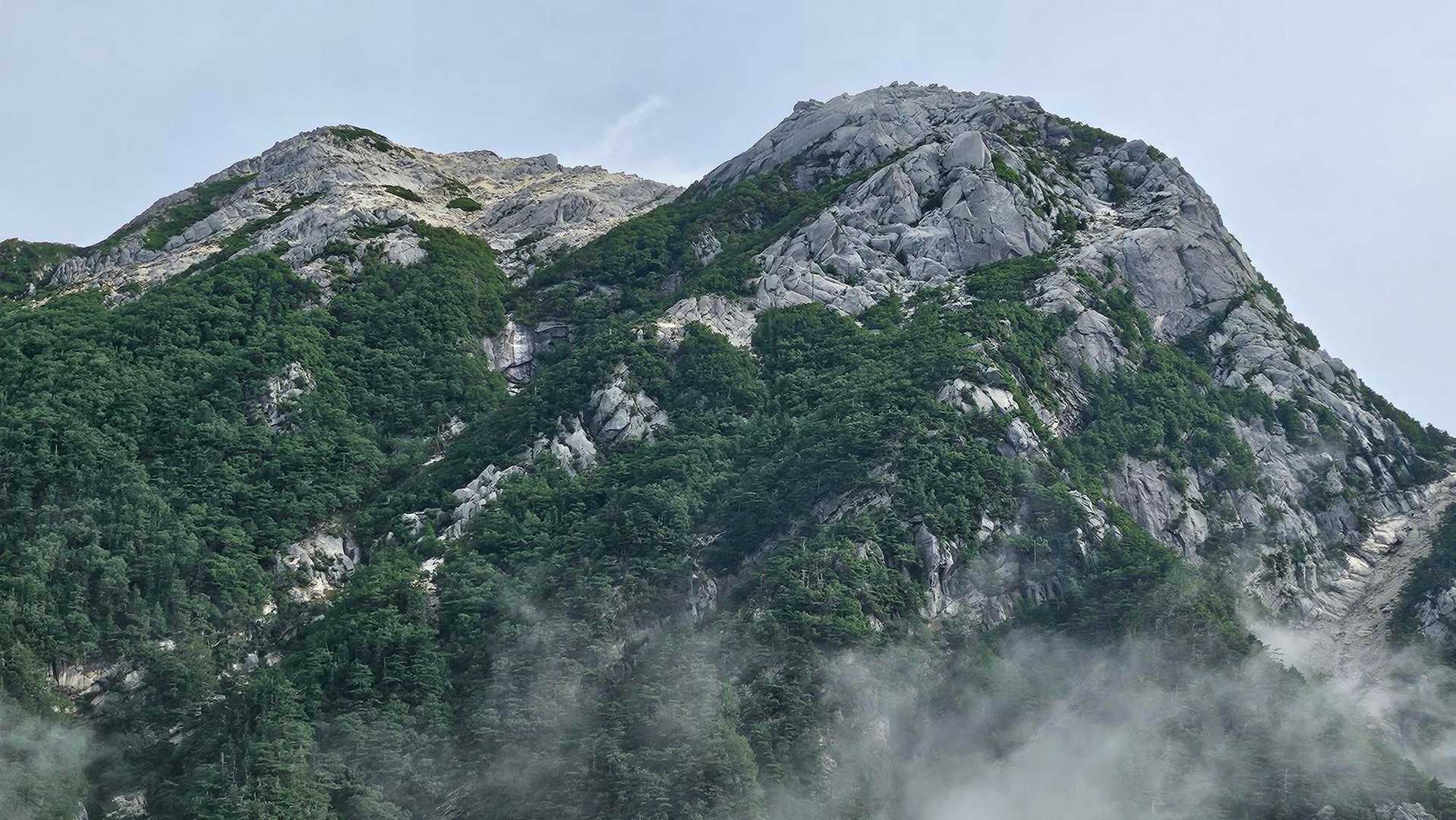 峠から見る摩利支天の岩肌は圧巻😳