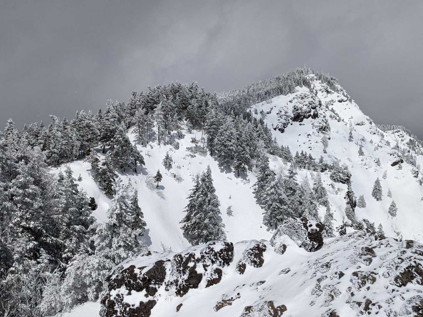 トーミの頭から黒斑山方面　これから黒斑山に向かいます　トレースはしっかり有りました