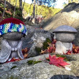 境内には帽子を被ったかわいらしいお地蔵さんが。
ほっこり〜☺️
