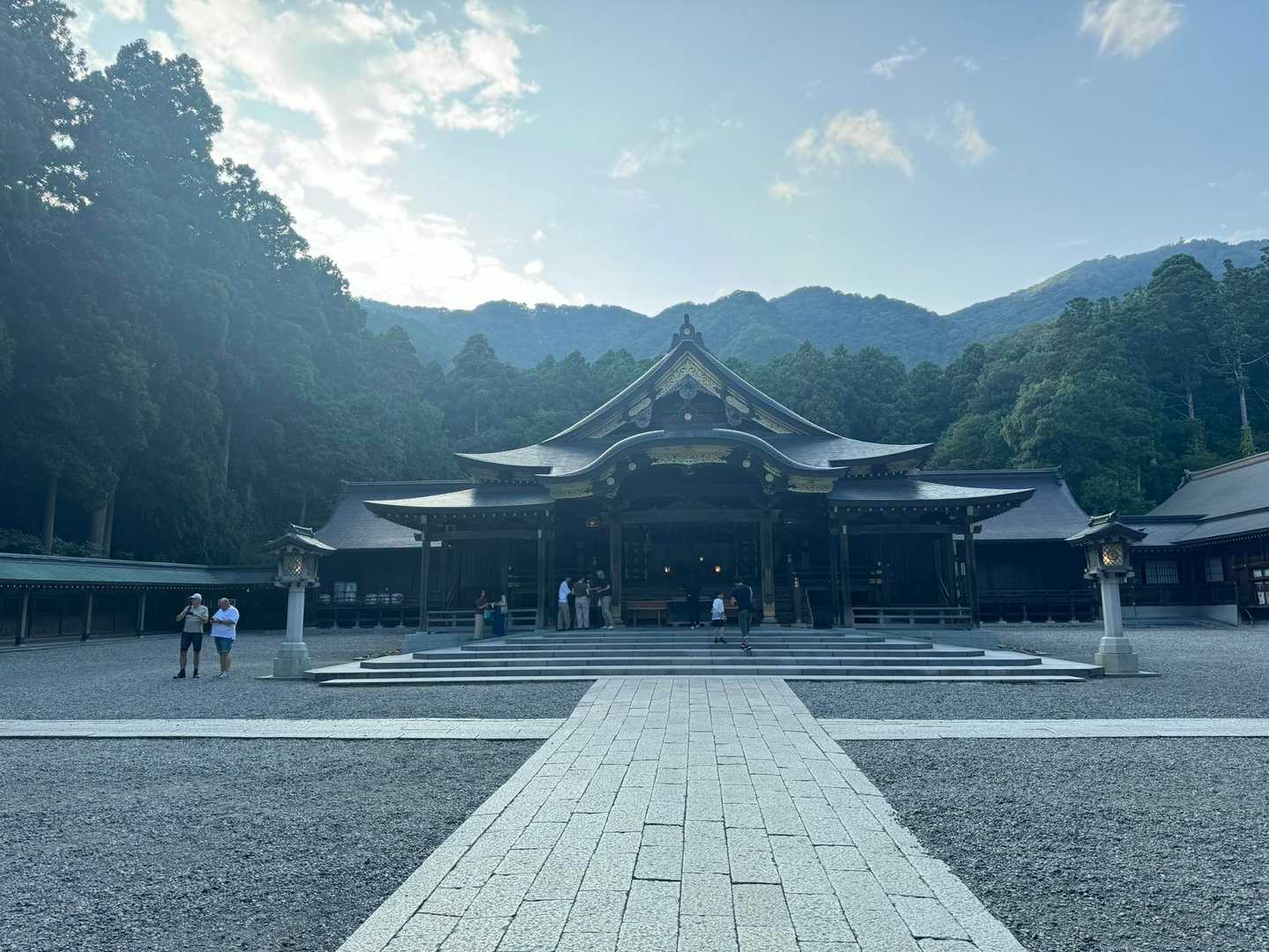弥彦神社に参拝して出発！