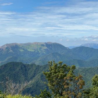 あれは霊仙山と伊吹山だね！どっちも堂々として大きな山体してるよね〜