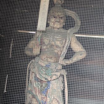 金剛力士像は小さめ…