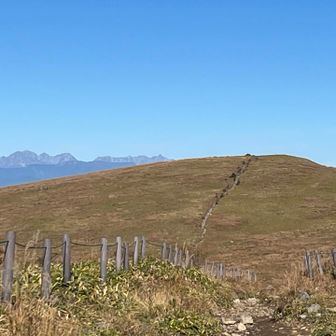 左奥に、穂高連峰〜槍ヶ岳。