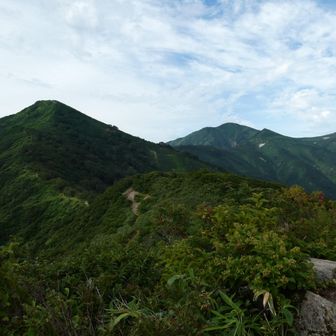 左が小朝日岳、真ん中が大朝日岳