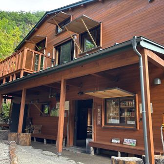 やっと鳳凰小屋。
途中、YAMAP のルート外れ警告出て、登り返し等していてかなりロス。疲れました！
YAMAPの暴走でした。気をつけないと。