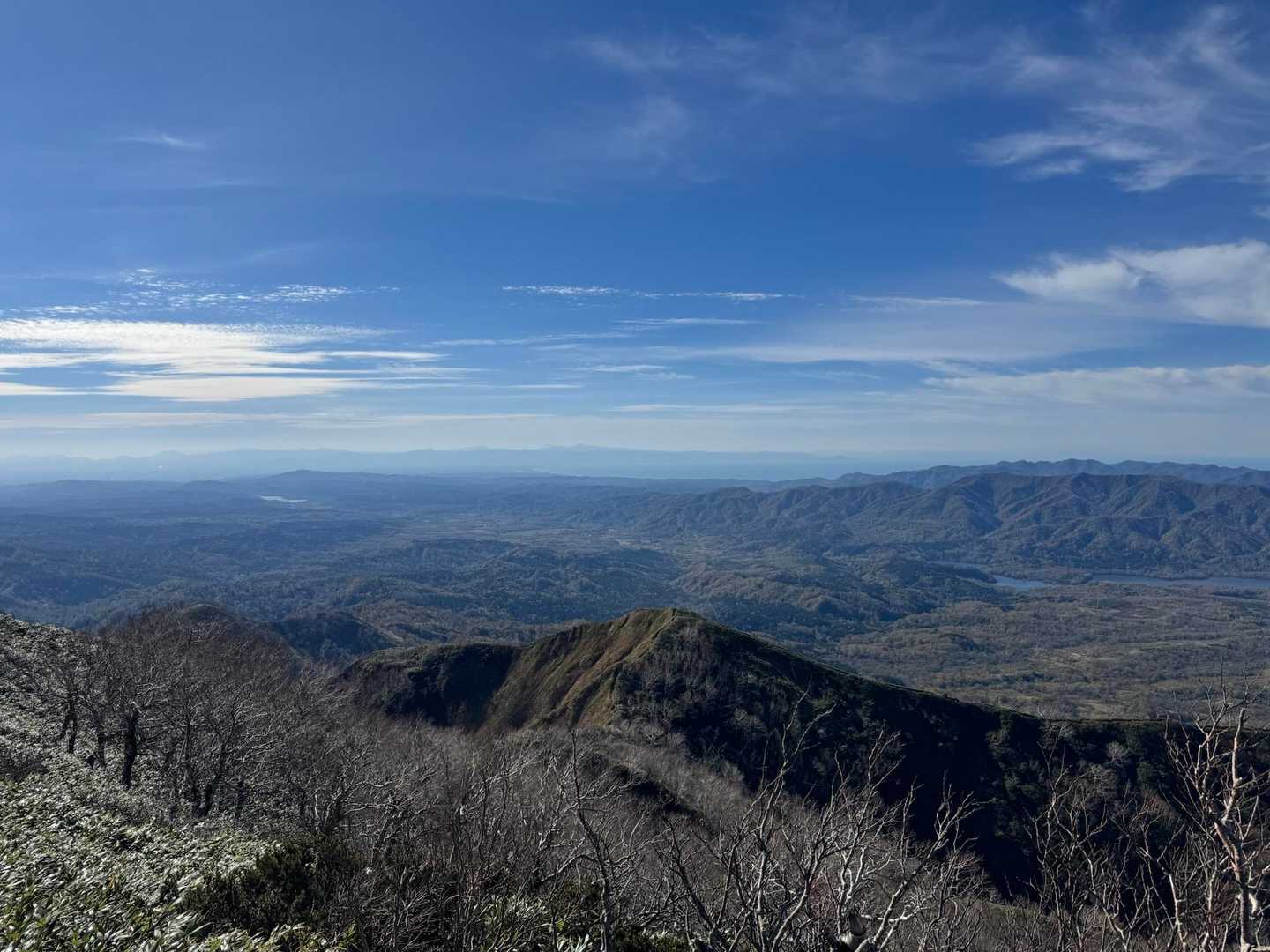 樽前山、ふっぷし、紋別、空沼、札幌、無意根、定天、余市、小樽高島岬。
その奥には羊蹄山らしき山も。

ずっと座っていたい気分でした
