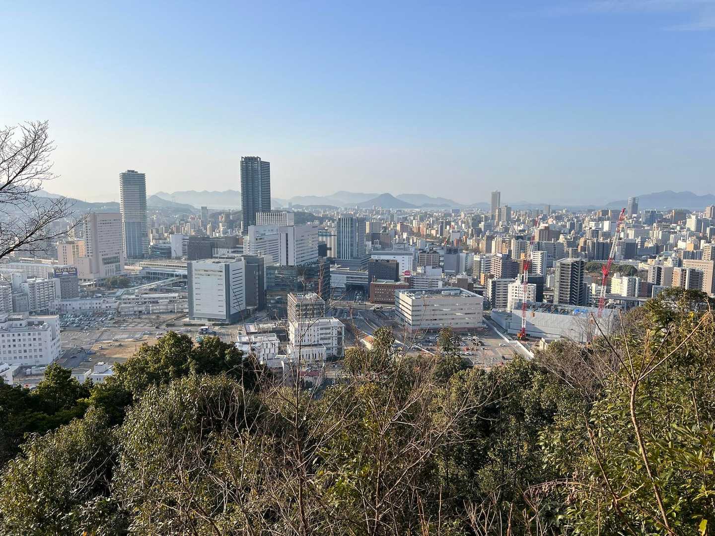奥宮からの眺望📸パチリ
正面にJR広島駅、ビル群の奥に似島の安芸子富士🗻でその後ろは江田島ですね‼️👀