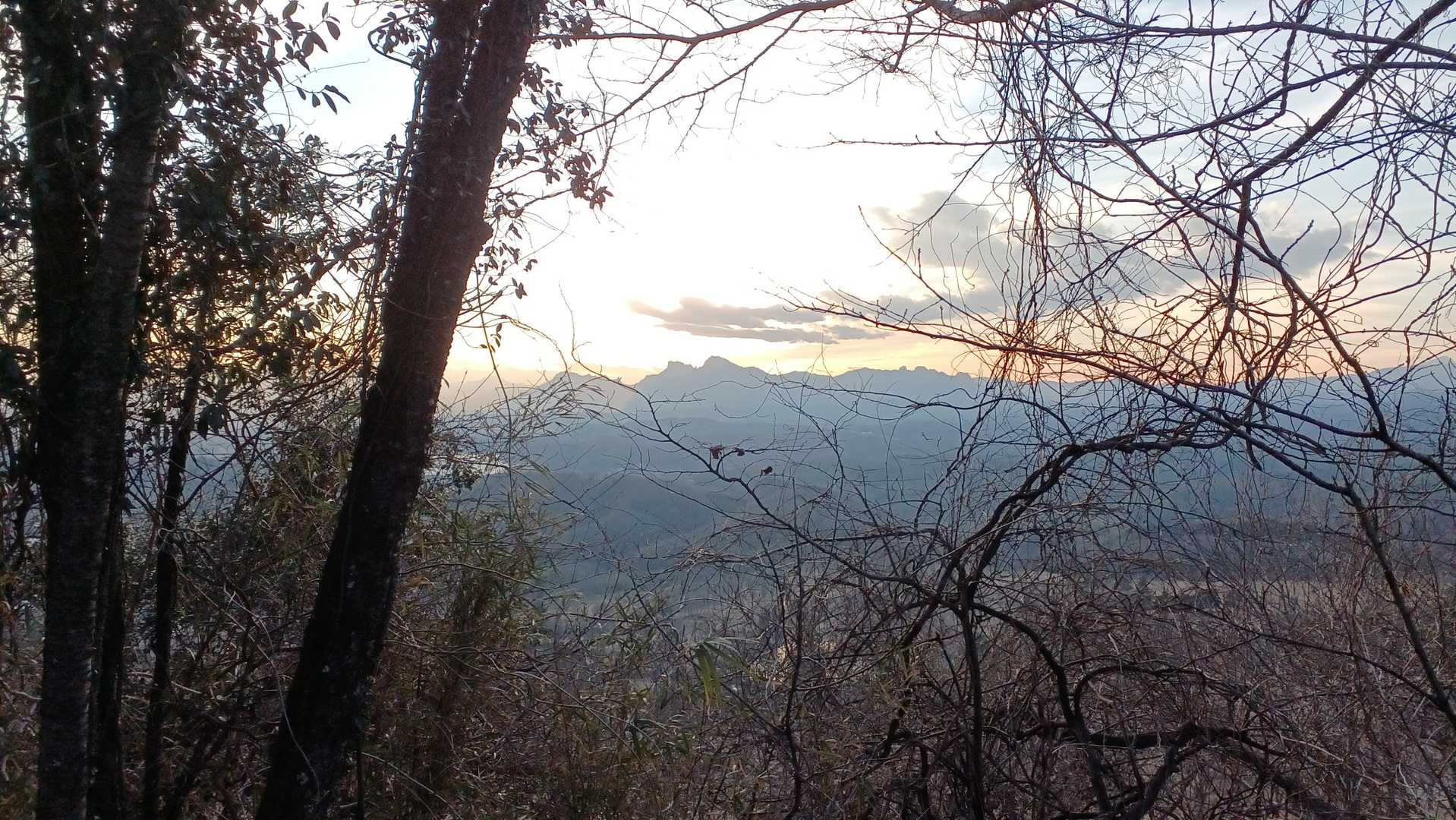 夕日が沈み始める方向に，鹿岳，四ツ叉山が見えます