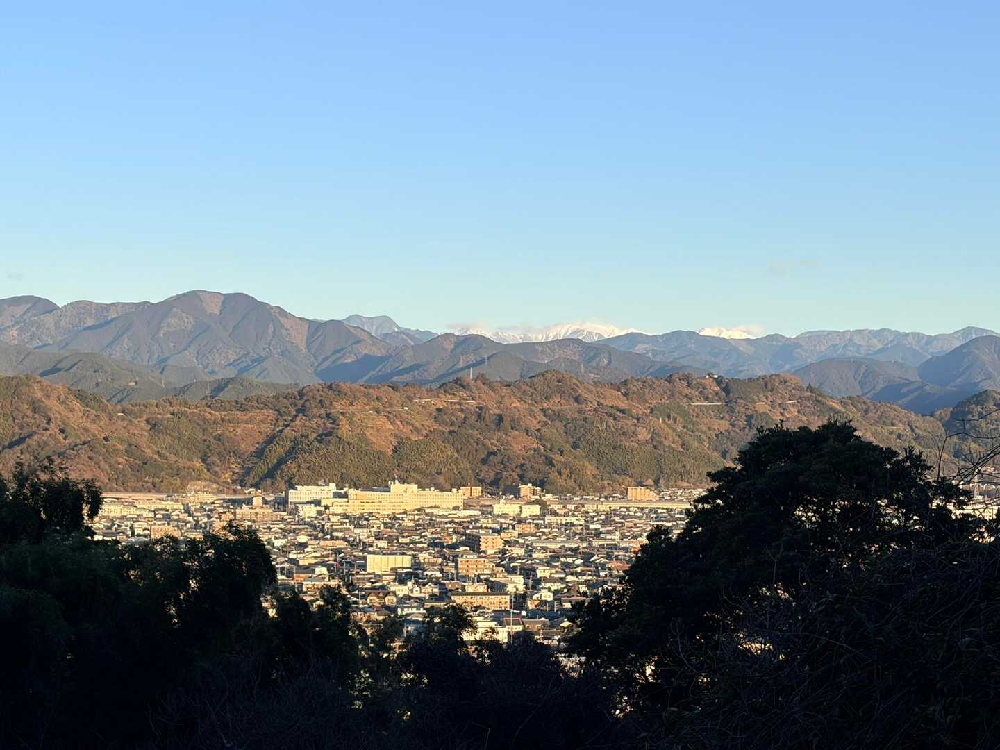 北側には白いお山が、こんにちは😅
南アルプスあたりかな❓