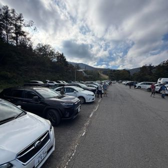 下の方まで路駐が続いてた。