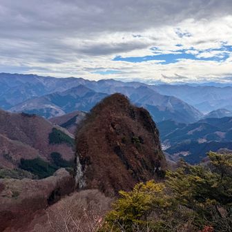 では一ノ岳に向かいます
なんか将棋の駒が立っているみたいね