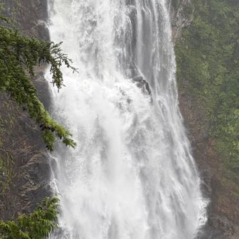 目的の三条の滝到着

水量が多くてなかなか迫力があります