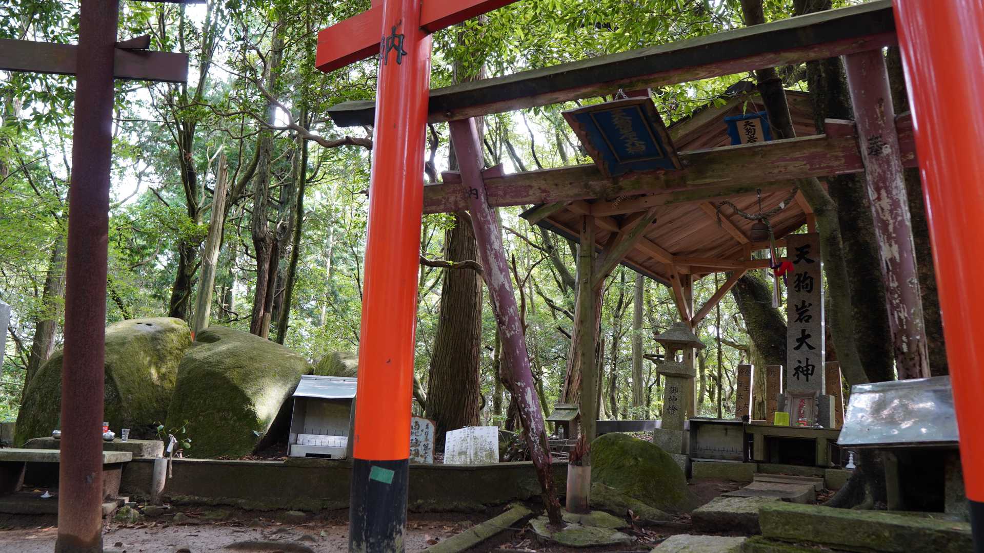 ここが摩耶山山頂。
天狗岩大神様が祀られています。