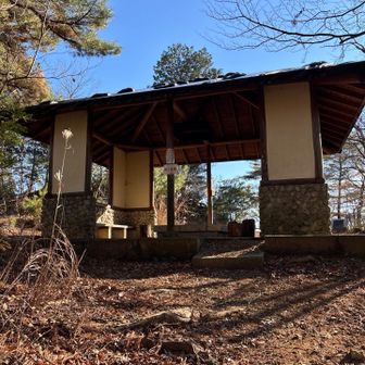 阿字山の東屋
悪いヒト達が銅葺き屋根を剥がして盗んで行ったので屋根にシート貼られてました😥