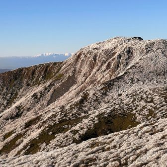 倍率ドン！　三本槍の左に飯豊山