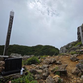 大館鳳鳴高校の生徒さんと
対馬正美さんの慰霊碑

自然を相手に自分と向き合うことで
素晴らしい体験を頂けるのだけど
その中では人もただの動物
容赦されることなく皆同じ

最近の自然災害でも
同じようなことを感じる今日この頃

これからも奢ることなく
雪山に挑みたい
💪🫡