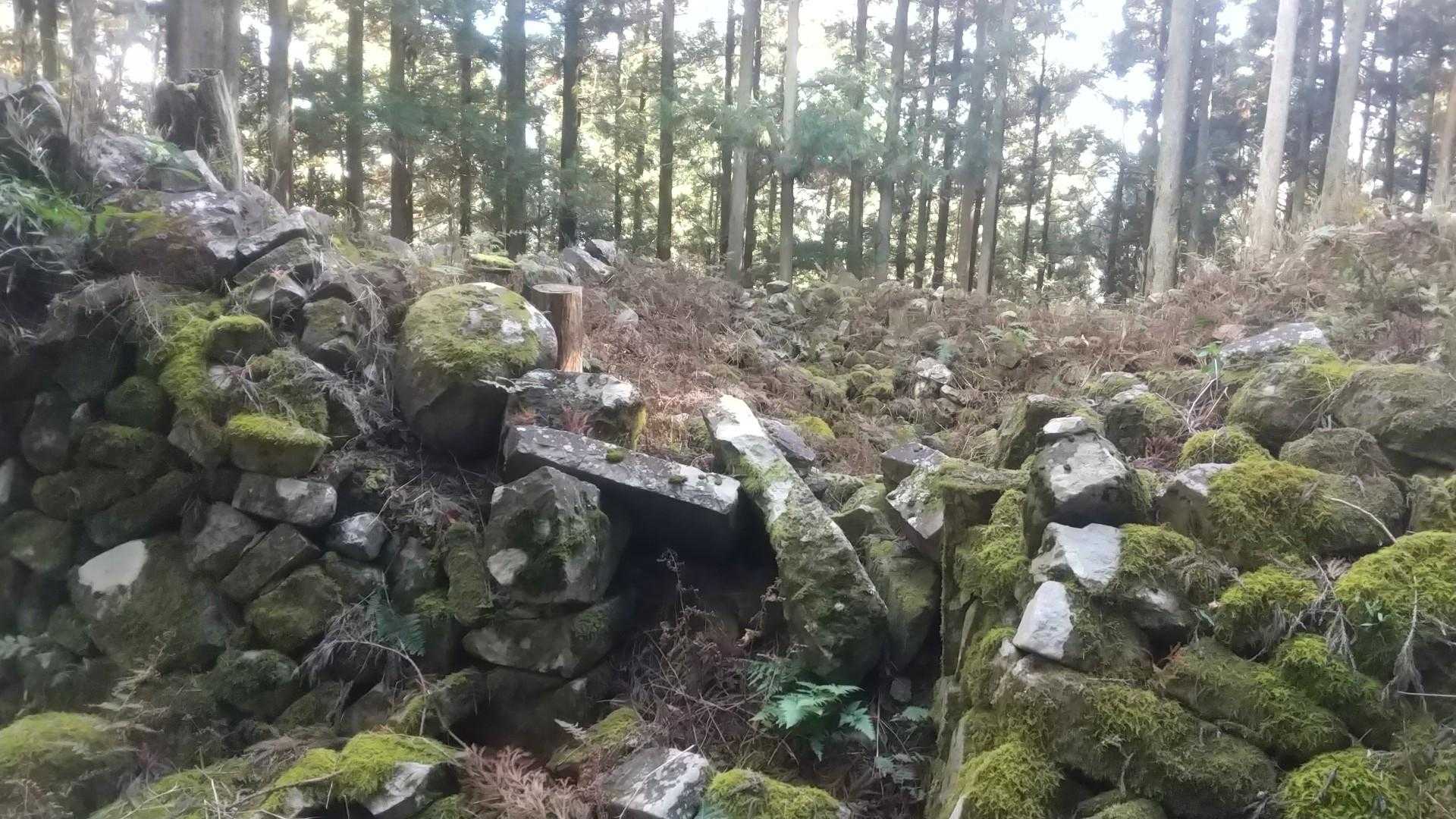 氷室跡。
氷を貯蔵する天然の冷蔵庫でBOØWYとは関係ないそうです。