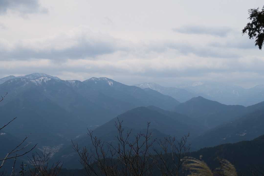左が高城山、右が霞んでいるが剣山の方向
