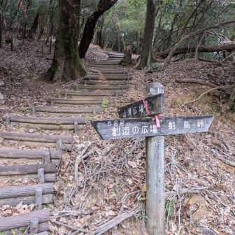 これから先は階段と鎖場が続きます^^;