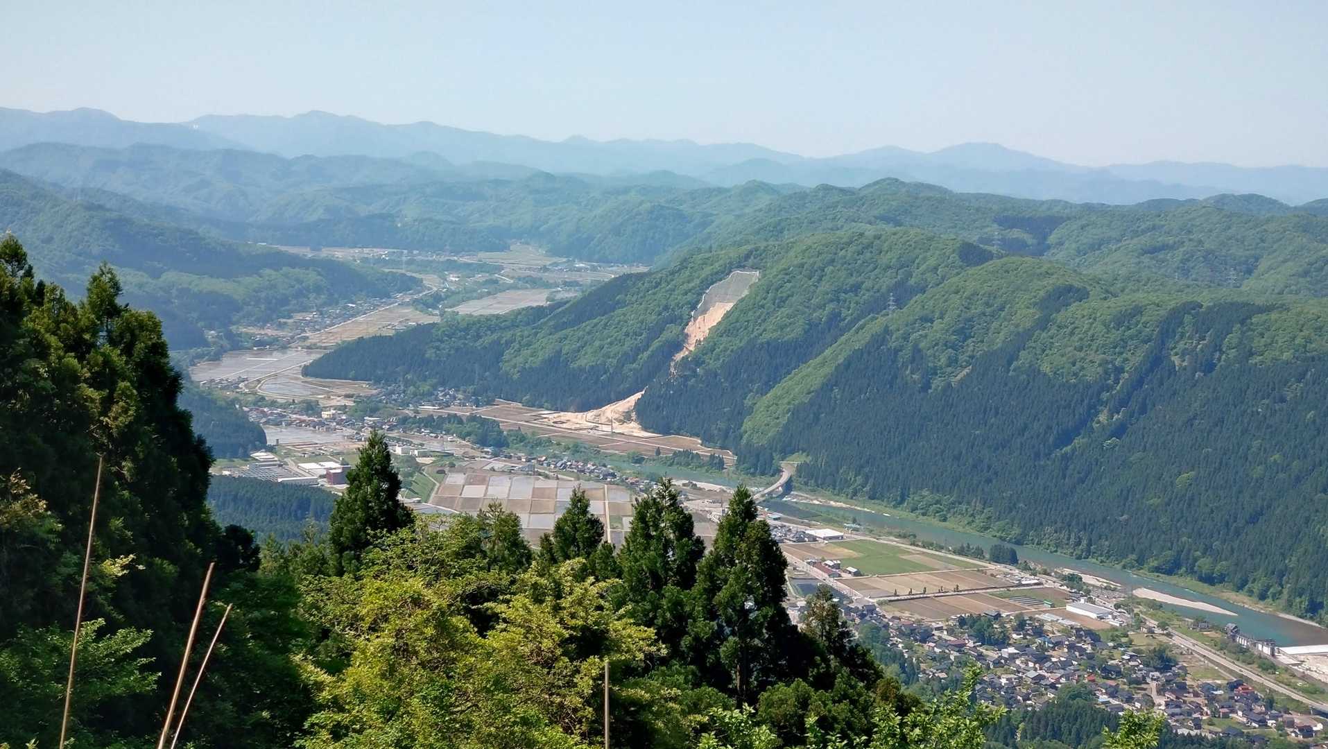がけ崩れの跡。