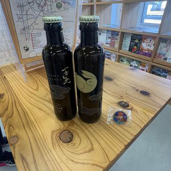 参加賞はバッチで、私も嫁も『玉兎』って玉露ドリンクが当たりました。864円/本らしいです。