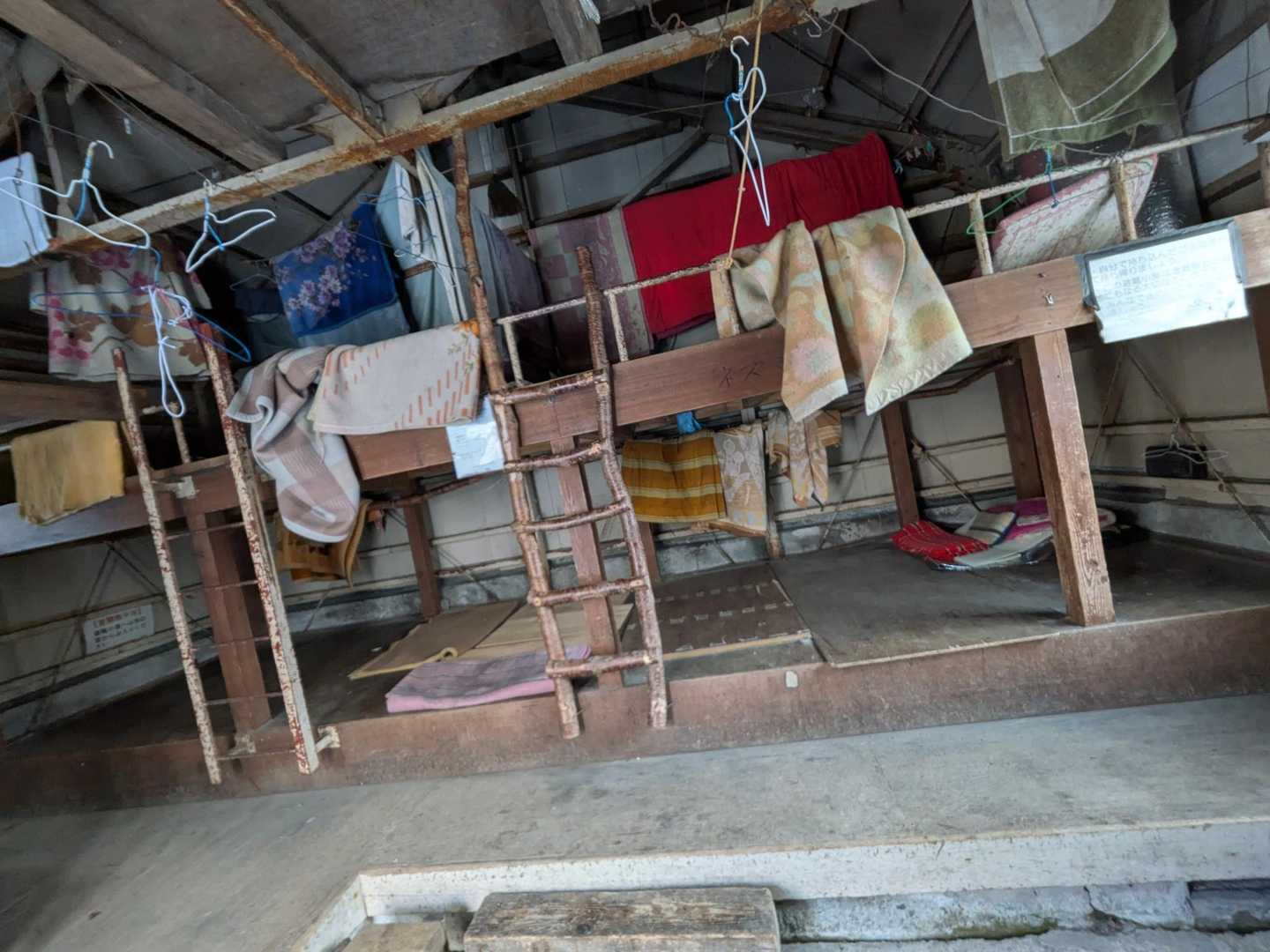 避難小屋までは日当たり悪いようで少し雪が多めだった
この避難小屋は色々モノがあった
