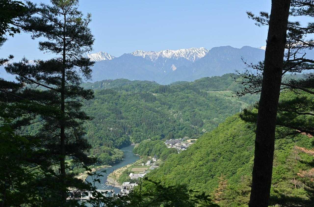 額に汗が滲む頃、振り向くと既に絶景