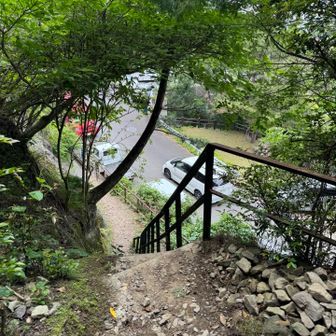 登山口に無事帰還。まだ大勢の捜索隊の方々がいました。