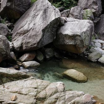 秘境 🎣　水が蒼くて綺麗だった