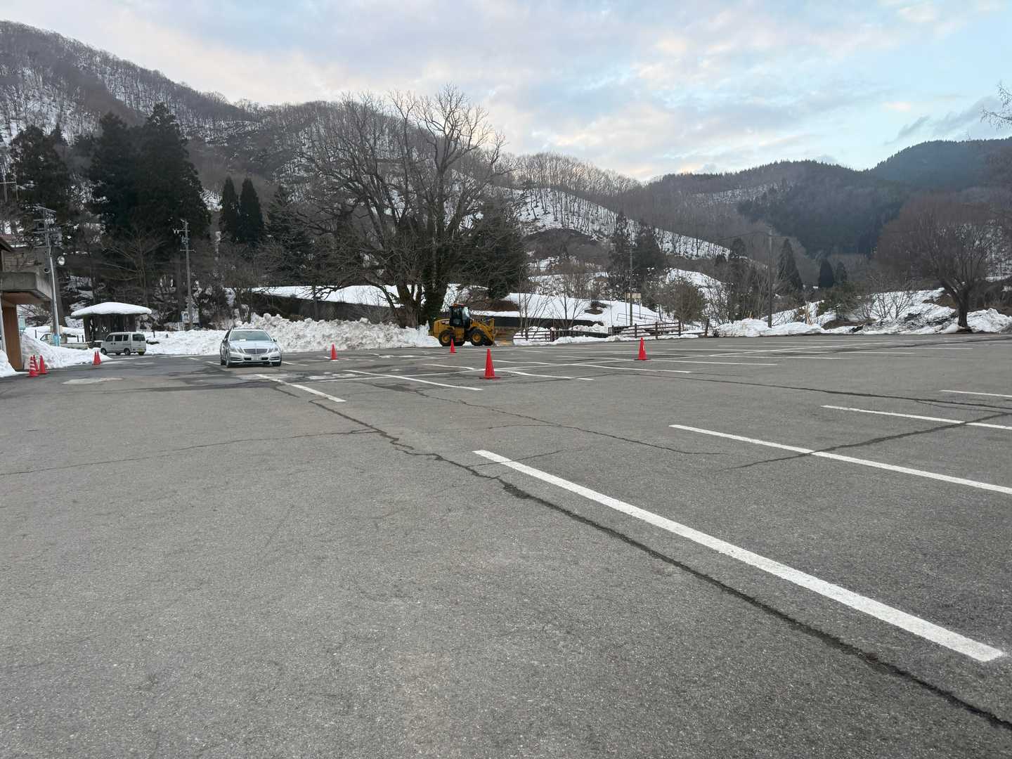 駐車場は今回も己の車だけが残っていた。左奥の車は施設関係の車のようだったので。