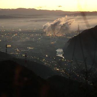 山頂は満員で何とかいい場所キープ