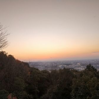 
陽が沈みました 👋
寒くなってきたのと
この スマホ に 夜景 🌃を キレイに 撮る
能力 が 足りないので
ここで とっとと 家路に つきました 👋

ᨒ ᨒ ᨒ ᨒ ᨒ ᨒ ᨒ ᨒ ᨒ ᨒ ᨒ ᨒ ᨒ ᨒ 

今回で 登り 納めた つもりはないです  ꉂ🤣𐤔
早く バッジ が 欲しく なりました

ᨒ ᨒ ᨒ ᨒ ᨒ ᨒ ᨒ ᨒ ᨒ ᨒ ᨒ ᨒ ᨒ ᨒ 

