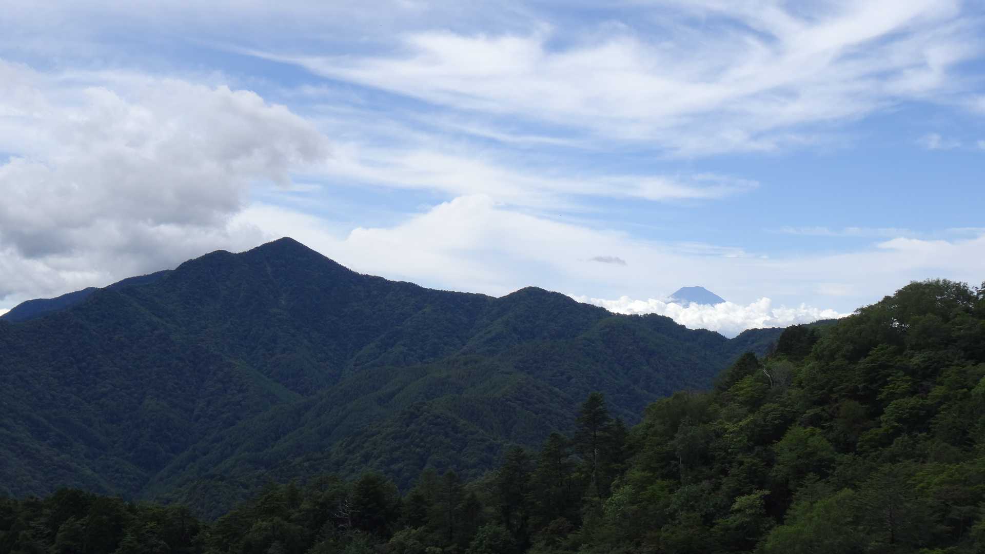 南側は、大菩薩嶺と富士山！