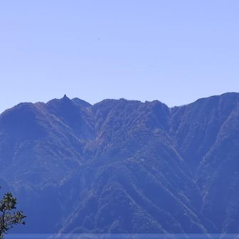 黒戸山からの眺望その①鳳凰三山

山頂標識の横に岩がありそこからの眺め。甲斐駒側は眺望無しですが、反対方向は眺望あり。