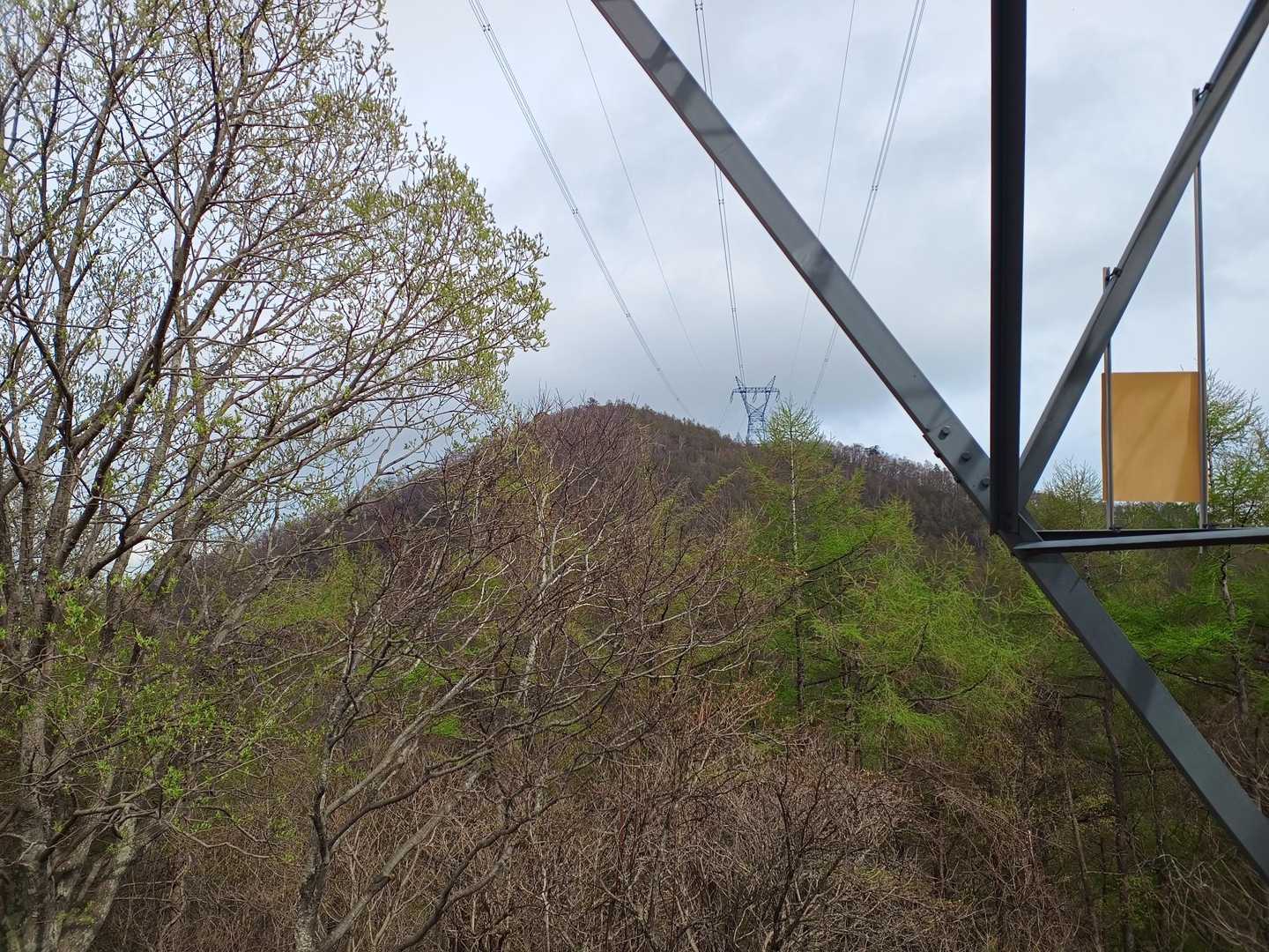 鉄塔そばから弥太郎山を眺める。ここで4/25に三依山～塩沢山の縦走時に撮影した画像を思い出す。