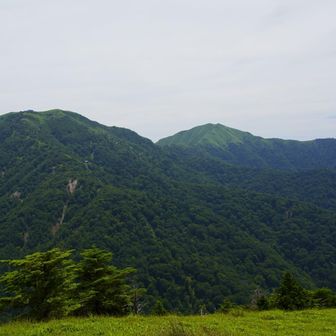 頂上から正面には剣山に次郎笈も見えて😃