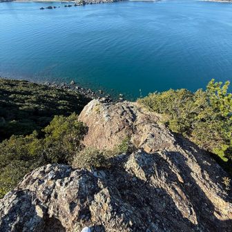 投稿した後に気づきましたが、あの向こうのギザギザ岩は、橋杭岩ですよね〜⛰️⛰️⛰️⛰️