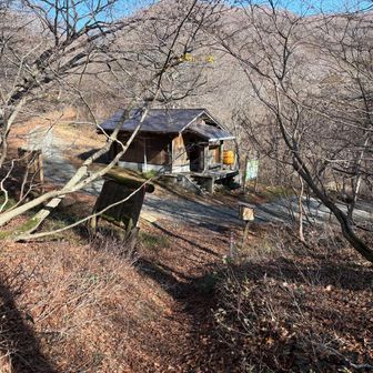 黒河峠の登山口。トイレがあります。