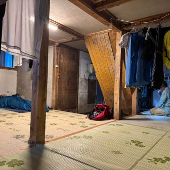 切合小屋の中。雨だけどお客さんはほどほど。スペースには余裕あった。