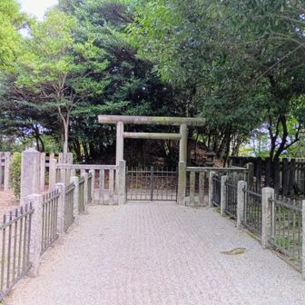 大津皇子二上山墓　
鳥居の奥に円丘が見えます、考古学的には古墳 ? だそうです
