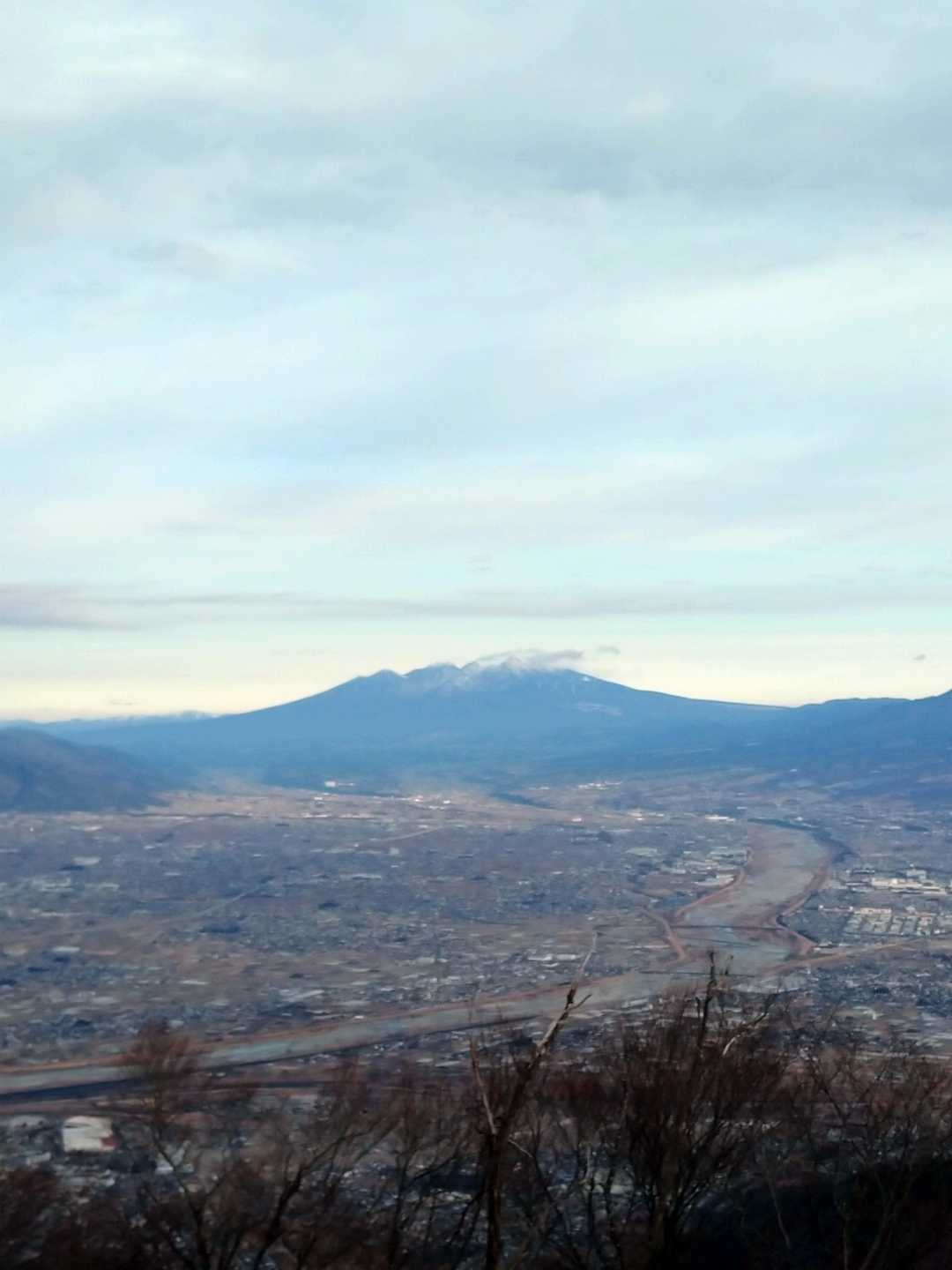 八ヶ岳と甲府盆地ですね。