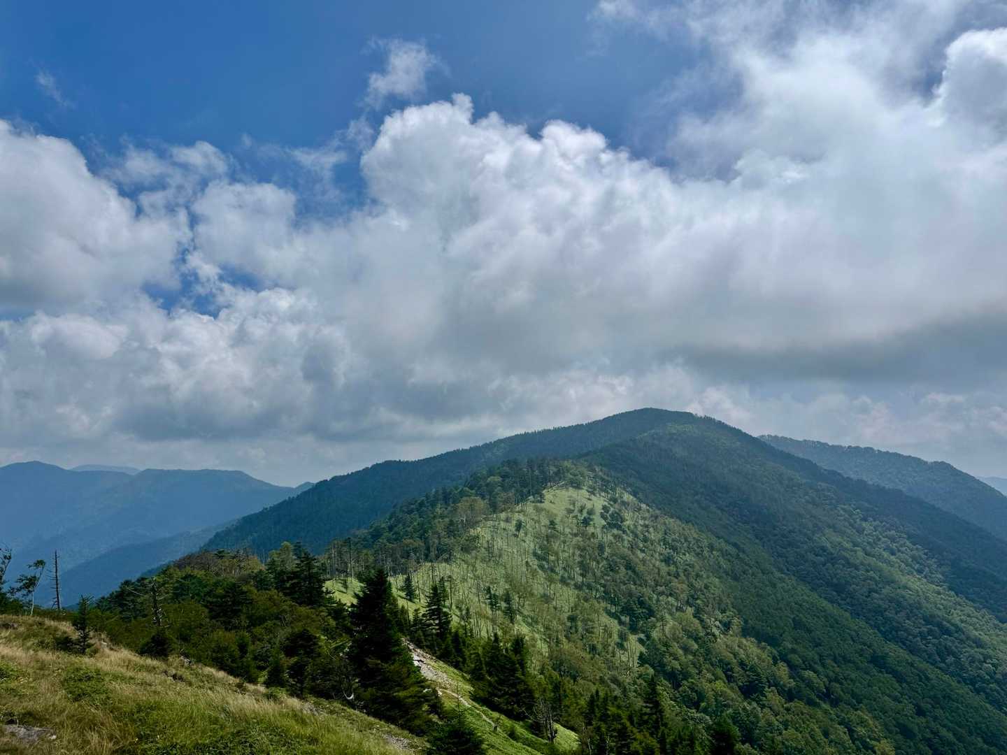 水晶山と奥秩父山塊主稜線　ここもいつか歩いてみたい🙂