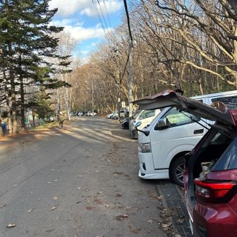 登山口駐車場
土曜日なのに大半が仕事の車