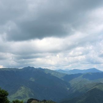 右から
綱附森、白髪山（奥の尖った山）、
中央奥に次郎笈、剣山、
さらに左側に三嶺、天狗塚、牛ノ背が連なる
オールスターキャストだ！！