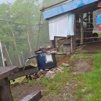 水場は小屋まで引いてあり、ジャージャー流れています